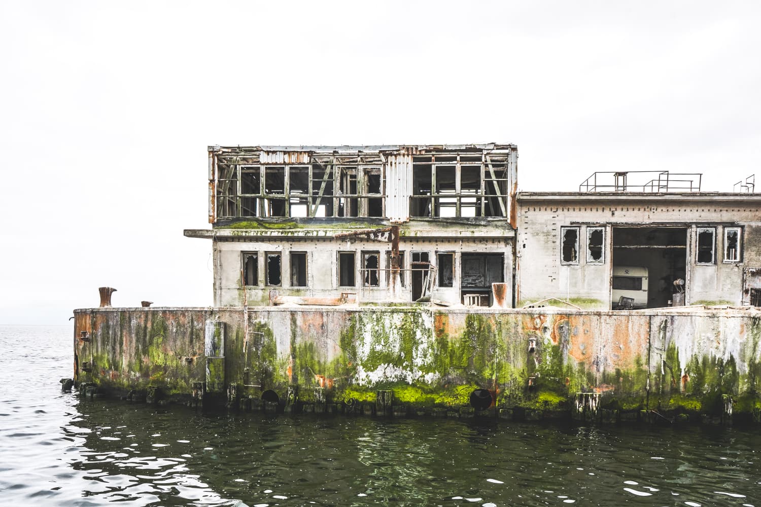 Die verlassene Betonstation heute, frontal aus dem Wasser